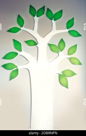 Immagine di albero con foglie verdi con persone, albero di famiglia o business Tree concetto su sfondo muro vuoto Foto Stock