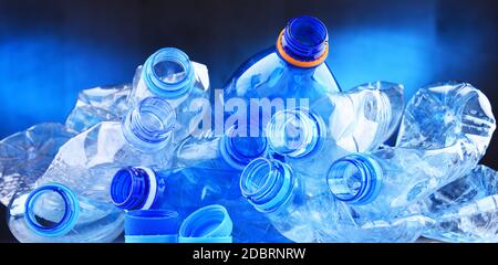 Composizione con bottiglie vuote di acqua minerale. Rifiuti di plastica Foto Stock