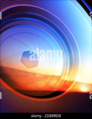 Macro fotografia dall'interno di un obiettivo e dei suoi dettagli come le lame del diaframma. Riflesso del cielo nell'obiettivo della fotocamera. Foto Stock