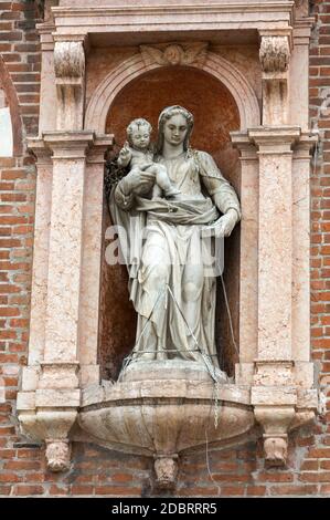 Madonna con bambino sul muro della Domus Mercatorum di Verona. Italia Foto Stock