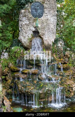 Fontana con gli spruzzi di acqua al cancello del Danubio (Donautor) nella città Kelheim, Baviera, Germania Foto Stock