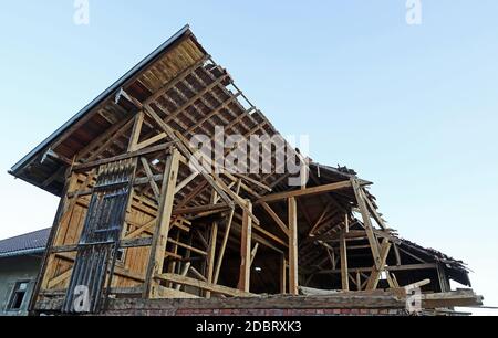 Una vecchia casa di legno è stata abbattuta Foto Stock