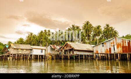 Villaggio di pescatori musulmano sull'isola di Ko Yao Yai nel Mare delle Andamane, Thailandia Foto Stock