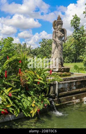 Dewi Sri o Shridevi la dea del riso. Figura di pietra di uno dei balinesi. Water Palace di Tirta Gangga a Bali Est, Indonesia. Statua di pietra da Foto Stock