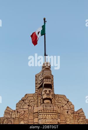 Bandiera messicana su un monumento . Monumento a la patria, architettura messicana, punto di riferimento turistico a Merida, Yucatan, Messico. Foto Stock