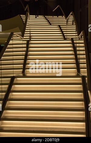 CRACOVIA, POLONIA - 27 FEBBRAIO 2016: Foyer con scala. CENTRO congressi ICE Krakow, Kraków, Polonia. Architetto: Ingarden & Ewy, Ararta Isozaki Foto Stock