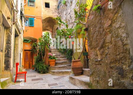 Vecchia roccia scale tra le case colorate in cinque Terry, Italia in una giornata di sole. Foto Stock