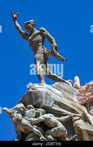 Vista su gli eroi dell'indipendenza statua in Humahuaca, Argentina in una giornata di sole. Foto Stock