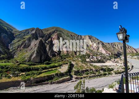Vista del paesaggio di un piccolo villaggio di Iruya, Argentina, America del sud in una giornata di sole. Foto Stock
