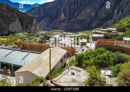 Vista del paesaggio di un piccolo villaggio di Iruya, Argentina, America del sud in una giornata di sole. Foto Stock