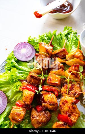 Szaszlyk alla griglia e riares di carne con insalata verde Foto Stock