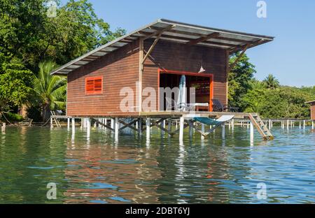 Caraibici colorati edifici sull'acqua con imbarcazioni al dock, Bocas del Toro, Panama Foto Stock