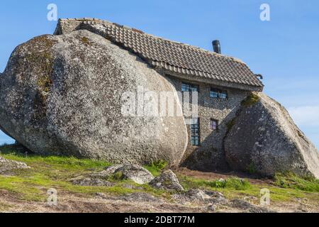 Casa do Penedo, una casa costruita tra enormi rocce sulla cima di una montagna a Fafe, Portogallo. Comunemente considerata una delle case più strane del mondo. Foto Stock