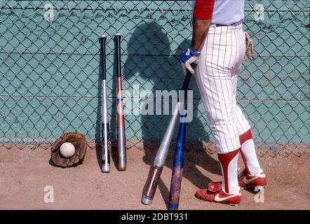 Softball player con attrezzature sportive per batting e fielding Foto Stock