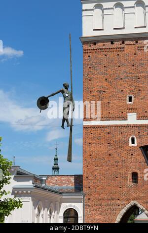 Sandomierz, Polonia - 10 luglio 2020 : 14 ° secolo porta gotica Opatowska costruita dalla fondazione di Casimiro il Grande. Scultura di un bargem Foto Stock