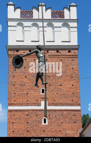 Sandomierz, Polonia - 10 luglio 2020 : 14 ° secolo porta gotica Opatowska costruita dalla fondazione di Casimiro il Grande. Scultura di un bargem Foto Stock