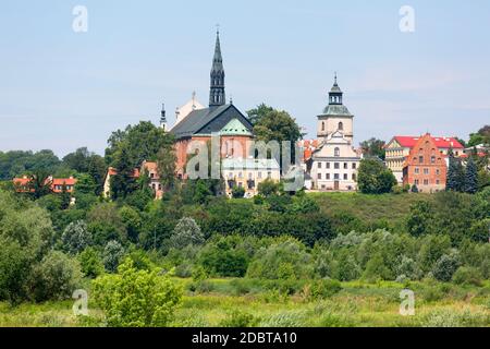 Sandomierz, Polonia - 10 luglio 2020: Vista della città vecchia dal lato del fiume Vistola, la cattedrale di Sandomierz e il campanile Foto Stock