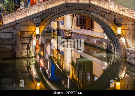 Vista notturna di Zhouzhuang, un'antica città acquera cinese a Suzhou, Cina. Foto Stock