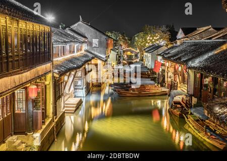 Vista notturna di Zhouzhuang, un'antica città acquera cinese a Suzhou, Cina. Foto Stock