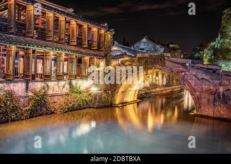 Vista notturna di Zhouzhuang, un'antica città acquera cinese a Suzhou, Cina. Foto Stock