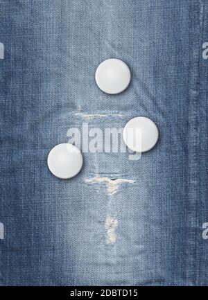 Tre badge vuoti su sfondo in denim blu Foto Stock