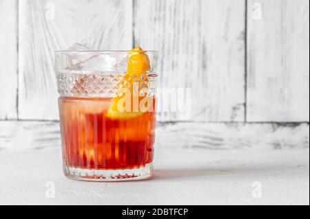 Bicchiere di Negroni - famoso cocktail italiano Foto Stock