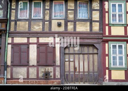 Vecchia casa a graticcio in bisogno di ristrutturazione nel centro storico di Wernigerode in Germania Foto Stock
