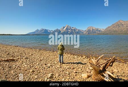 Godendo la vista dei Grand Tetons su un croccante Autunno mattina nel Grand Tetons National Park nel Wyoming Foto Stock