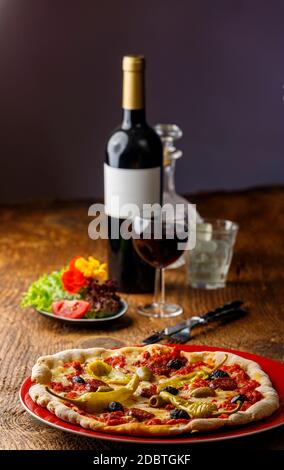 pizza fresca con vino rosso Foto Stock