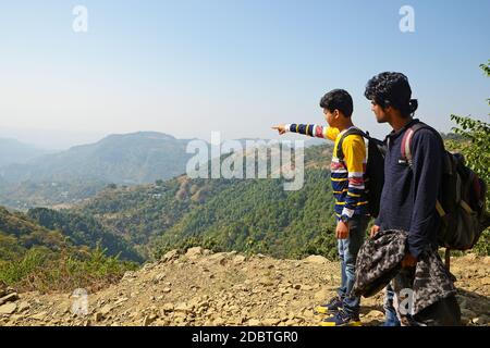 Bei giovani rilassarsi dopo escursioni e fare una pausa e. godetevi la vista sulla montagna Foto Stock