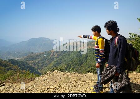 Bei giovani rilassarsi dopo escursioni e fare una pausa e. godetevi la vista sulla montagna Foto Stock