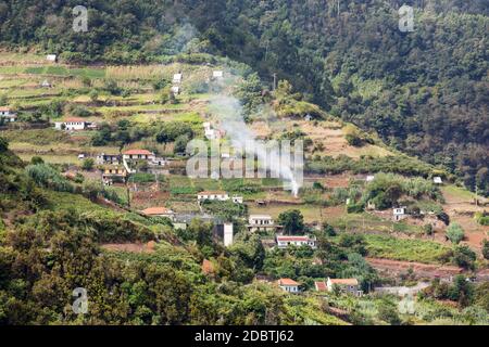 Villaggio e coltivazioni a terrazza nei dintorni di Sao Vicente. Costa Nord dell'isola di Madeira, Portogallo Foto Stock