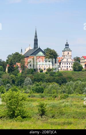 Sandomierz, Polonia - 10 luglio 2020: Vista della città vecchia dal lato del fiume Vistola, la cattedrale di Sandomierz e il campanile Foto Stock