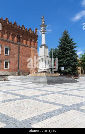 Sandomierz, Polonia - 10 luglio 2020: Vista sul mercato con il Municipio gotico di Sandomierz e la statua del XVIII secolo della Madre di Dio. Sandomierz è noto Foto Stock