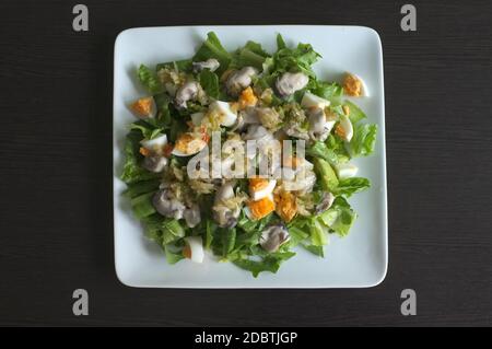 Ostrica piccante senza cotti con erbe tailandesi . Menu' di pesce servito al ristorante Thai. Foto Stock