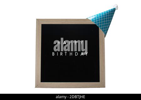 Un uccello incorniciato segno che dice buon compleanno in lettere bianche con un cappello blu chiaro partito sulla parte superiore su uno sfondo bianco puro Foto Stock