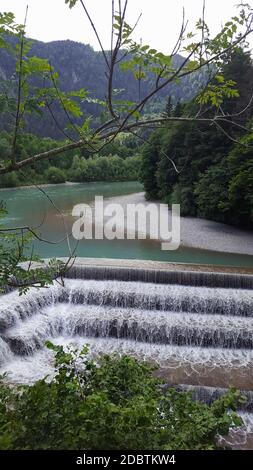 Lago nella foresta, la cascata Lechfall il fiume Lech. Lechfall vicino al confine con l'Austria ad Allgau, Germania. Backgrouds Foto Stock