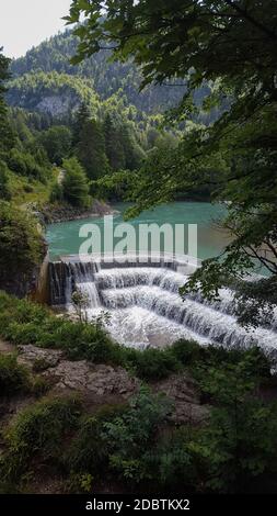 Lago nella foresta, la cascata Lechfall il fiume Lech. Lechfall vicino al confine con l'Austria ad Allgau, Germania. Backgrouds Foto Stock