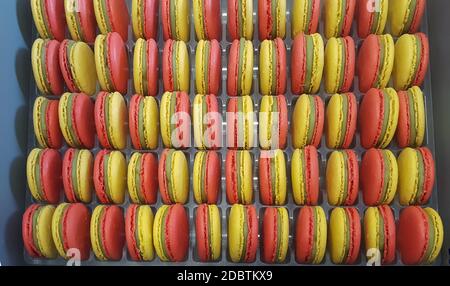 File di macaron colorati pronti a mangiare, backgrouds Foto Stock