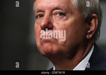 Il senatore degli Stati Uniti Lindsey Graham (repubblicano della Carolina del Sud), presidente del Comitato giudiziario del Senato degli Stati Uniti presiede un'audizione sull'influenza delle società di social media sulle elezioni del 2020 nel Dirksen Senate Office Building a Capitol Hill il 17 novembre 2020 a Washington, DC. Il Segretario di Stato della Georgia Brad Raffensperger ha detto che Graham aveva accennato al fatto che Raffensperger dovrebbe cercare di scartare alcuni voti in Georgia, dove è in corso un riconteggio delle elezioni presidenziali. Credit: Chip Somodevilla/Pool via CNP /MediaPunch Foto Stock