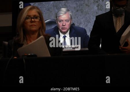 Il senatore degli Stati Uniti Lindsey Graham (repubblicano della Carolina del Sud), presidente del Comitato giudiziario del Senato degli Stati Uniti presiede un'audizione sull'influenza delle società di social media sulle elezioni del 2020 nel Dirksen Senate Office Building a Capitol Hill il 17 novembre 2020 a Washington, DC. Il Segretario di Stato della Georgia Brad Raffensperger ha detto che Graham aveva accennato al fatto che Raffensperger dovrebbe cercare di scartare alcuni voti in Georgia, dove è in corso un riconteggio delle elezioni presidenziali. Credit: Chip Somodevilla/Pool via CNP /MediaPunch Foto Stock