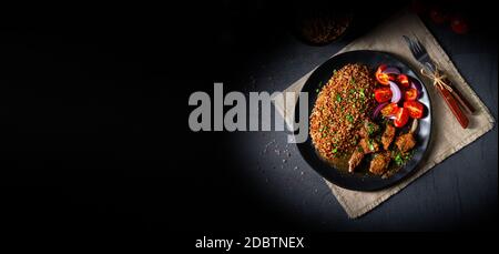 Semina di grano saraceno cotta al forno con gulasch di manzo Foto Stock