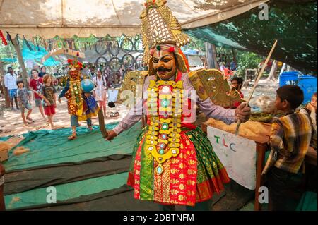 PONDICHERRY, INDIA - 29 febbraio 2020: Teatro indiano tradizionale durante un festival di artigianato. Gli attori Therukootu intrattengono i bambini Foto Stock