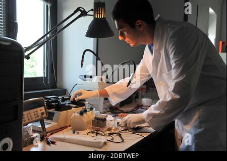 TORINO, ITALIA - 20 giugno 2010: Laboratorio di ricerca per lo sviluppo di nuovi materiali e processi per microstrutture e nanostrutture. Foto Stock