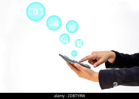 Donne d'affari che detengono calcolatrici e utilizzano calcolatrici, incluse icone finanziarie su sfondo bianco, concetti finanziari e contabilità finanziaria. Foto Stock