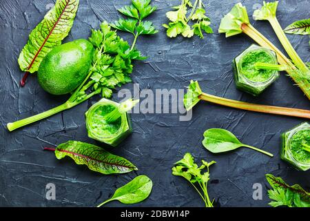 Frullato vitaminico vegetariano a base di rabarbaro, lime ed erbe. Smoothies o succhi di verdure e erbe Foto Stock