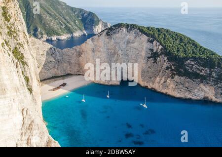 Pittoresca spiaggia di Navagio con il famoso relitto sulla costa nord occidentale dell'isola di Zante, Grecia Foto Stock