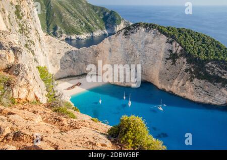 Pittoresca spiaggia di Navagio con il famoso relitto sulla costa nord occidentale dell'isola di Zante, Grecia Foto Stock