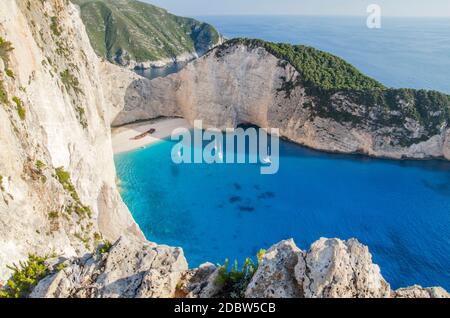 Pittoresca spiaggia di Navagio con il famoso relitto sulla costa nord occidentale dell'isola di Zante, Grecia Foto Stock
