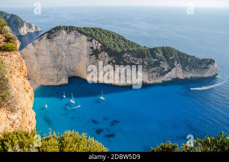 Pittoresca spiaggia di Navagio con il famoso relitto sulla costa nord occidentale dell'isola di Zante, Grecia Foto Stock